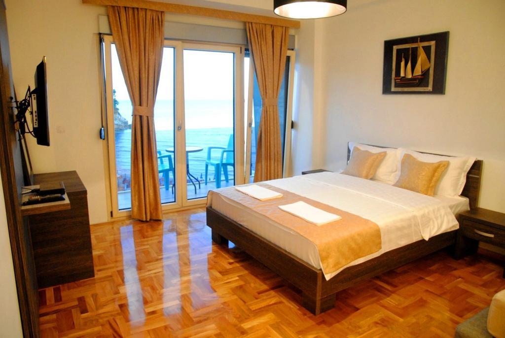 Hotel Cruiser Ulcinj Exteriör bild