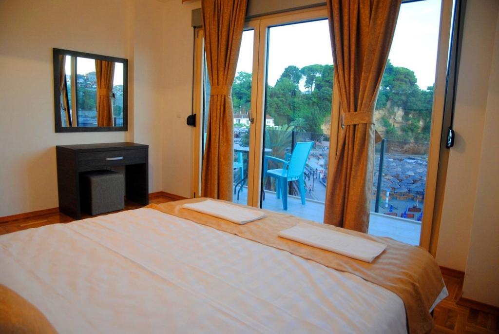 Hotel Cruiser Ulcinj Exteriör bild